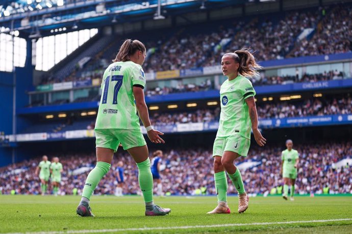 Ewa Pajor e Claudia Pina comemoram um dos gols do Barça em Stamford Bridge.