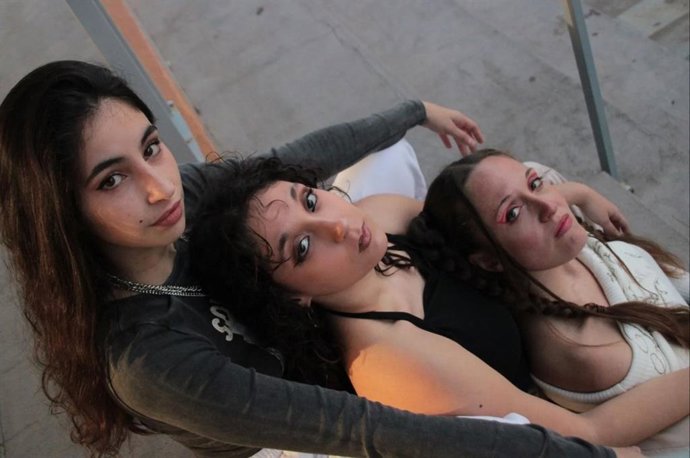 Imagen de las componentes de la banda Awa.