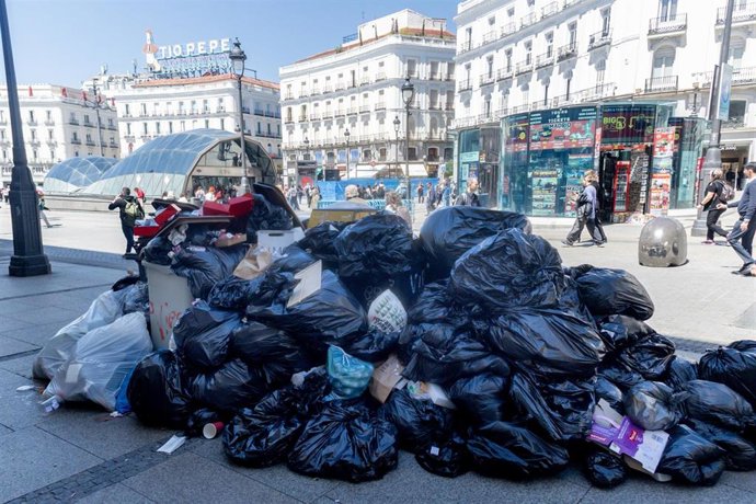Aglutinación de basura en el centro de la ciudad, a 24 de abril de 2025, en Madrid (España). 