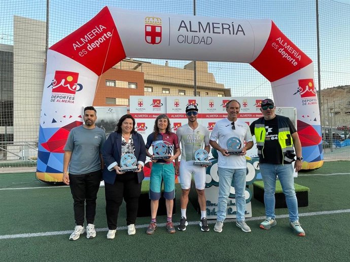 Foto familiar de los vencedores en la Mozárabe Bike Race.