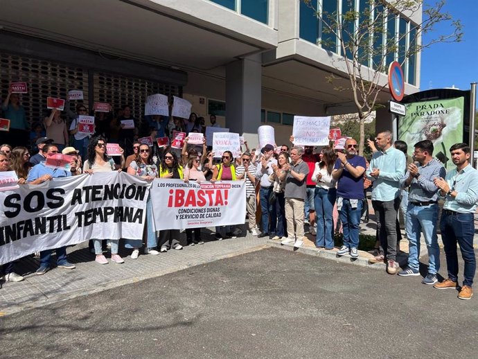Manifestación de la Plataforma de Profesionales de Atención Temprana en Cádiz.