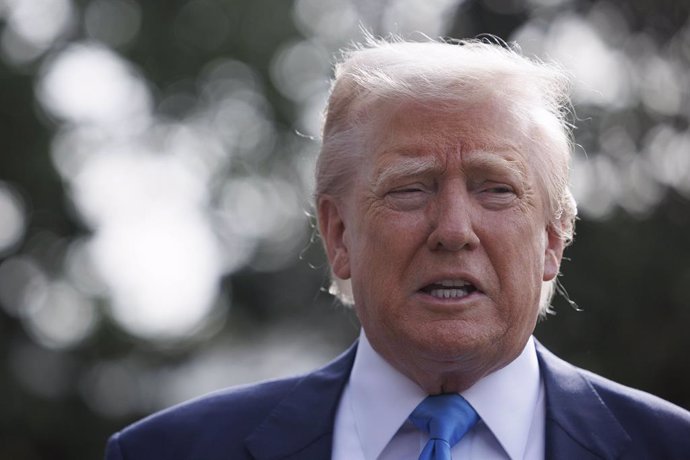 25 de abril de 2025, Washington, Distrito de Colúmbia, EUA: O presidente dos EUA, Donald J. Trump, faz um discurso no gramado sul da Casa Branca em Washington DC em 25 de abril de 2025. O presidente Trump está partindo para a Itália para participar do fun