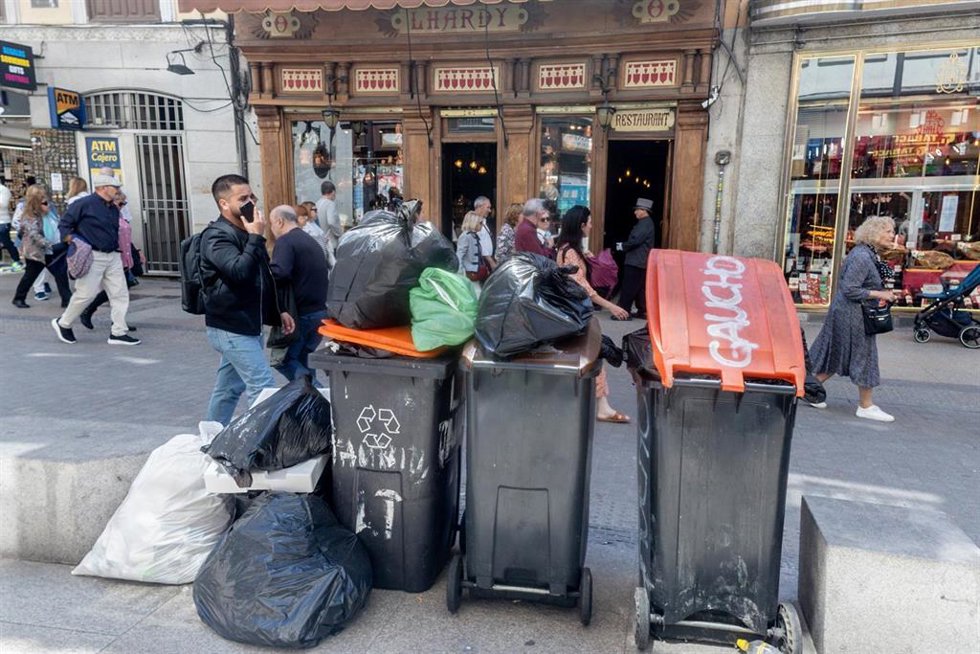 Aglutinación de basura en el centro de la ciudad, a 24 de abril de 2025, en Madrid (España). 