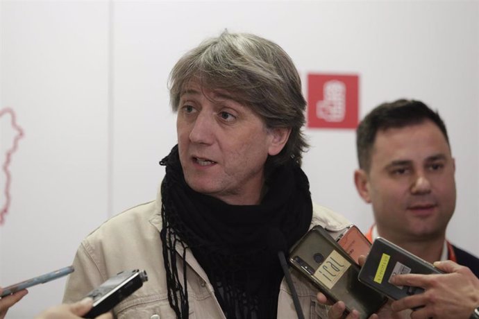 El secretario general del PSOECyL, Carlos Martínez, atiende a los medios de comunicación durante la clausura del Congreso provincial del PSOE de León.
