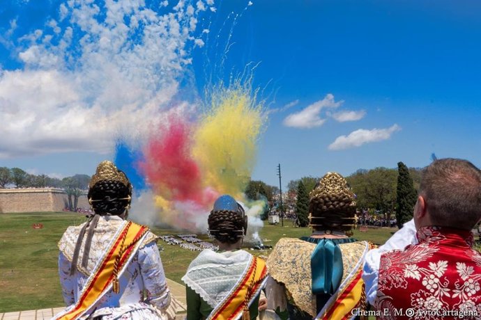 Hasta 350 kilos de pólvora se han empleado en este espectáculo pirotécnico, siendo uno de las más potentes elaborados hasta la fecha, el triple de lo que habitualmente se usa en las Fallas de Valencia