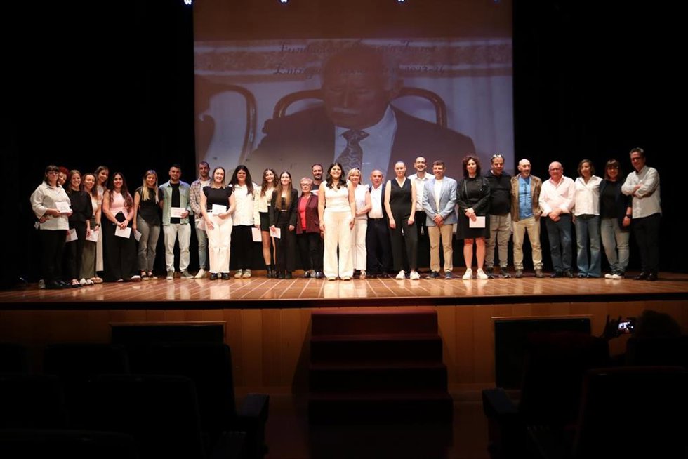 Acto de entrega de las becas de la Fundación Joaquín Torres celebrado en la Sala Goya de Mequinenza.
