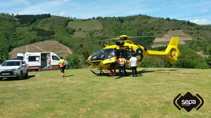 Archivo - Imagen de archivo del Grupo de Rescate de Bomberos del Servicio de Emergencias del Principado de Asturias (SEPA), a bordo del helicóptero medicalizado.