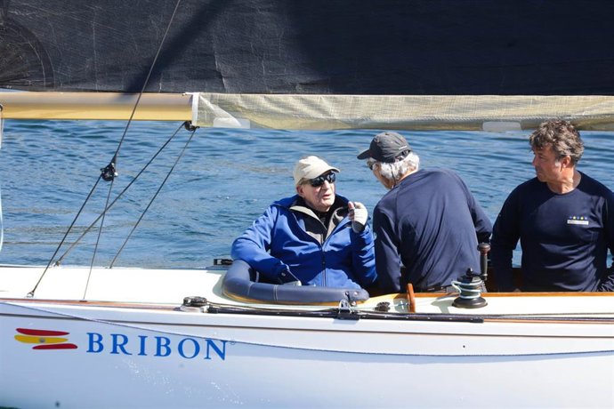 O Rei Juan Carlos sae a navegar no Bribón, a 27 de abril de 2025, en Sanxenxo (España).