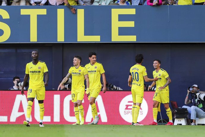 Yeremy Pino, do Villarreal CF, comemora um gol com seus colegas de equipe durante a partida de futebol do campeonato espanhol, LaLiga EA Sports, disputada entre Villarreal CF e RCD Espanyol no estádio La Ceramica em 27 de abril de 2025, em Villarreal, Esp