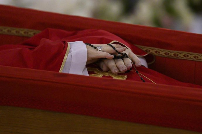  A handout picture provided by the Vatican Media shows Pope Franci's body during the Rite of the Confirmation of the Pontiff's Death at the Chapel of Santa Marta, 21 April 2025