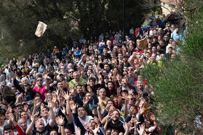 Decenas de personas durante la Fiesta del Pedrea, a 27 de abril de 2025, en Palencia, Castilla y León (España). 