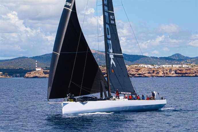 El 'Trifork' navegando frente a la costa mallorquina durante las últimas millas de La Larga de la Sandberg PalmaVela