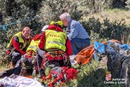 Rescatado un ciclista herido tras sufrir una caída en Cardeñosa (Ávila).