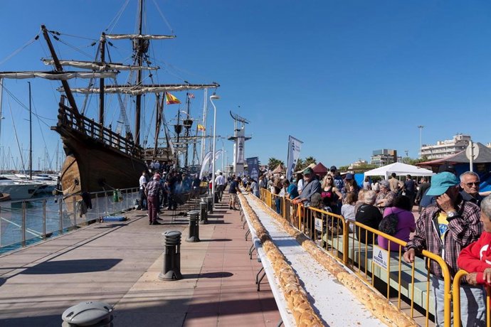 Cientos de personas disfrutan del bocadillo de sepia de 200 metros en Escala a Castelló