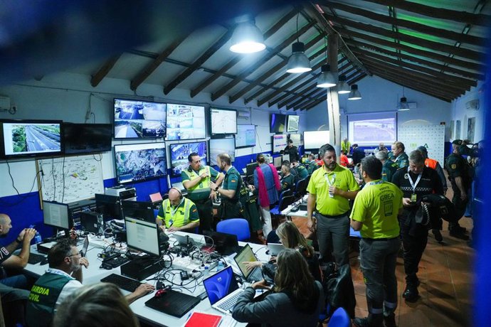 El consejero de la Presidencia, Interior, Diálogo Social y Simplificación Administrativa Antonio Sanz supervisa  el puesto de mando avanzado durante el Gran Premio de Motociclismo de Jerez.