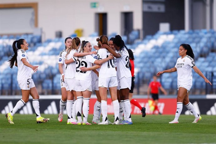 Las jugadoras del Real Madrid celebran uno de sus goles ante el Madrid CFF en la Liga F 24-25