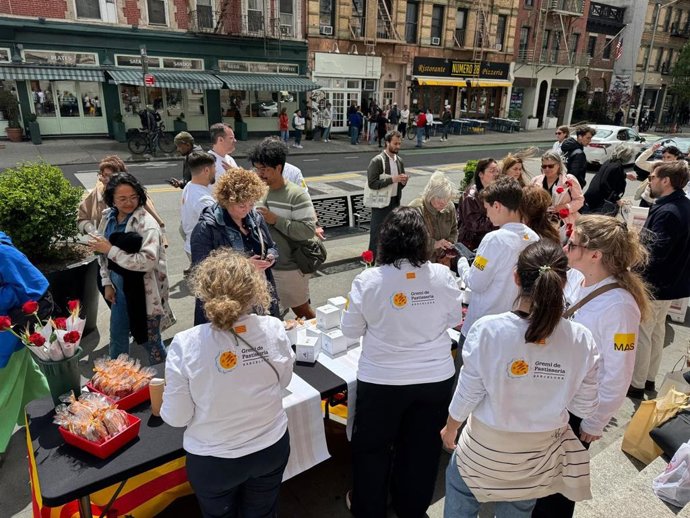 El Gremi de Pastisseria de Barcelona reparte rosas, pan y pasteles de Sant Jordi en Nueva York