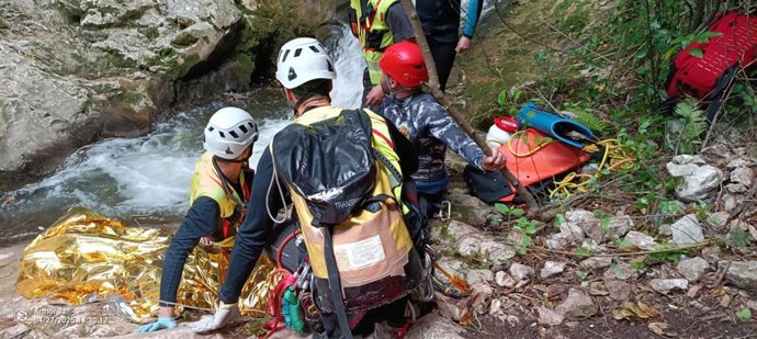 Rescatado un hombre de 34 años que sufrió una lesión mientras practicaba barranquismo en Peñarrubia