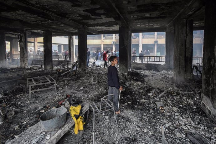 Palestinos vistos en una escuela destruida por el Ejécito israelí en la ciudad de Gaza (archivo)