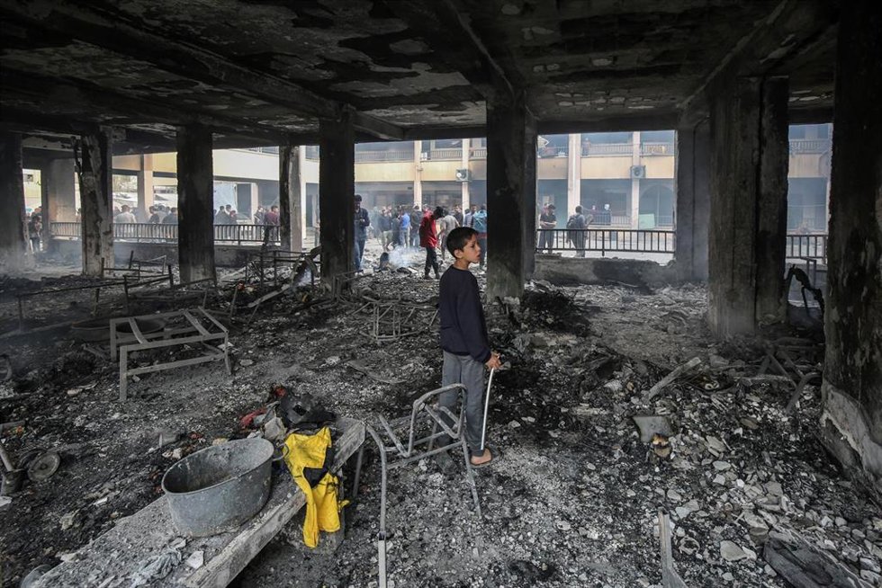 Palestinos vistos en una escuela destruida por el Ejécito israelí en la ciudad de Gaza (archivo)