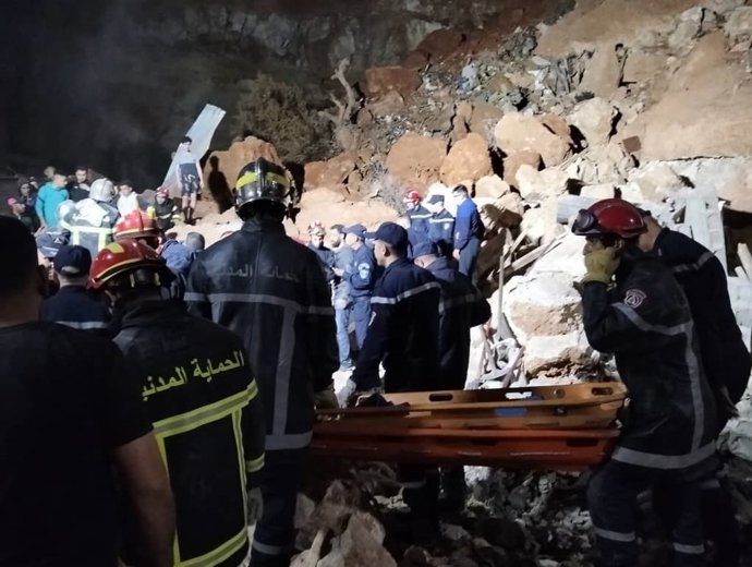 Protección Civil de Argelia traslada a las víctimas de un deslizamiento de tierra en Orán