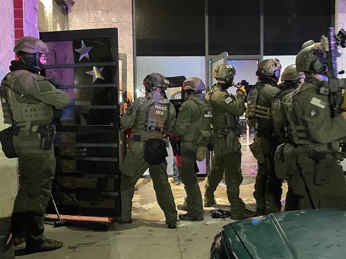 Policiais de combate às drogas durante uma batida em uma boate em Colorado Springs, Estados Unidos.