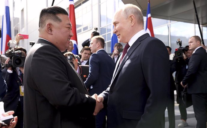 Archivo - El presidente ruso, Vladimir Putin, recibe al líder de Corea del Norte, Kim Jong-un, en Rusia, en 2023.