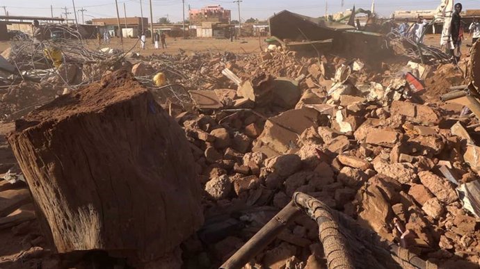 Archivo - OMDURMAN, Feb. 2, 2025  -- This photo taken on Feb. 1, 2025 shows the debris after an attack at Sabreen Market in Karari locality of Omdurman, north of the Sudanese capital Khartoum. The death toll from shelling by the paramilitary Rapid Support