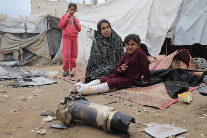 13 de abril de 2025, Deir El-Balah, Cisjordânia, Território Palestino: Uma família palestina deslocada senta-se ao lado de sua barraca, que foi destruída por um ataque aéreo israelense contra as barracas de pessoas deslocadas no Hospital Al-Aqsa Martyrs e