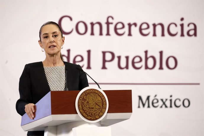 A presidente do México, Claudia Sheinbaum Pardo, fala durante uma conferência informativa sobre a simulação nacional de terremoto a ser realizada em 29 de abril e o funcionamento do Sistema Nacional de Emprego no Palácio Nacional, em 25 de abril de 2025, 