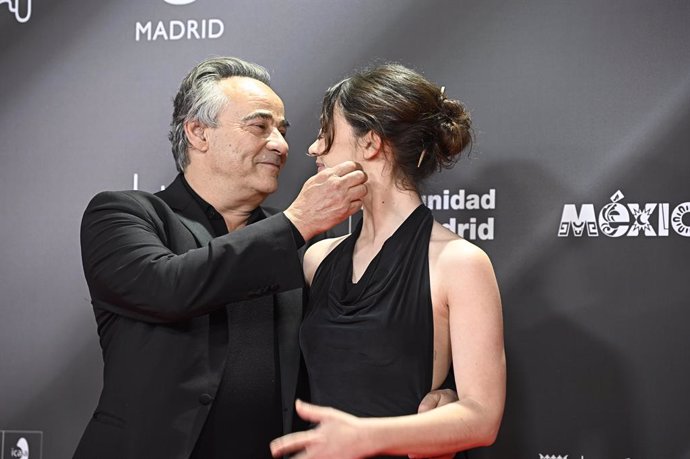 Eduard Fernández y su hija Greta en la alfombra roja de los Premios PLATINO del Cine y el Audiovisual Iberoamericano que se celebra en el Palacio Municipal IFEMA, a 27 de abril de 2025, en Madrid (España). El mejor talento del cine y las series en castell