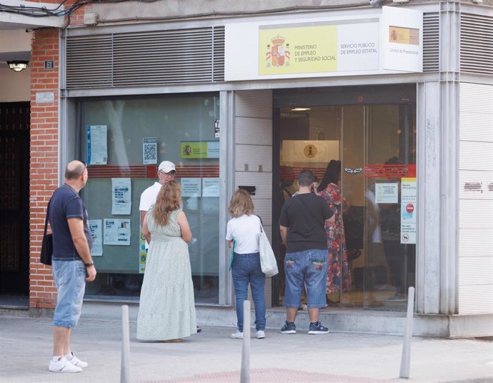 Archivo - Varias personas frente a una oficina del SEPE.