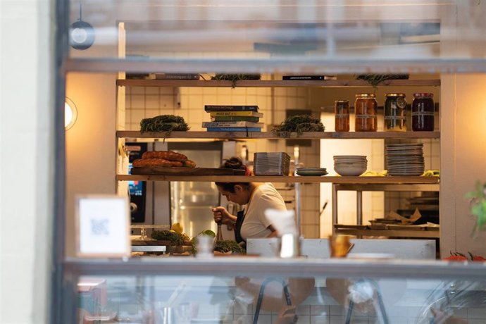 Archivo - Una cocinera en un restaurante, a 10 de mayo de 2023, en Barcelona, Catalunya (España). 