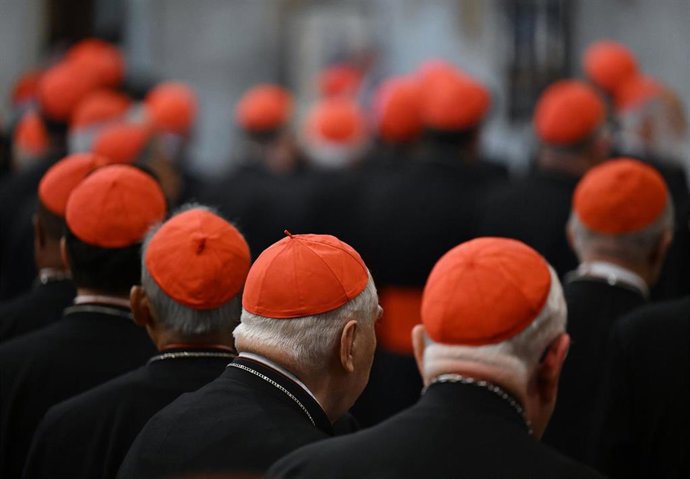 27 April 2025, Vatican, Vatican City: Cardinals participate in the prayer of Vespers and pay their respects as they visit the tomb of late Pope Francis in the Papal Basilica of Saint Mary Major. Photo: Alessia Giuliani/IPA via ZUMA Press/dpa