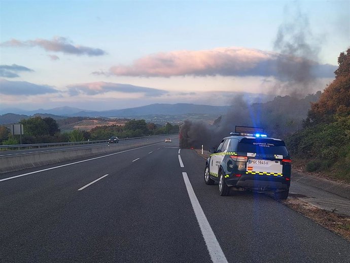 El incendio de un camión obliga a cortar durante toda la noche la A-12 en Ayegui.