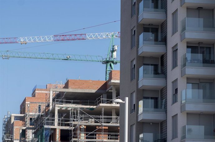 Archivo - Edificios en construcción en la capital.