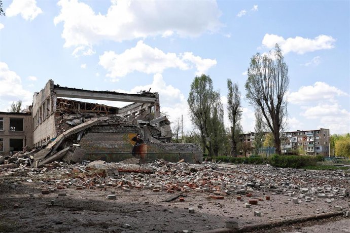 Daños materiales en una escuela tras un ataque del Ejército de Rusia contra la localidad de Pokrovsk, situada en la provincia de Donetsk, en el este de Ucrania (archivo)