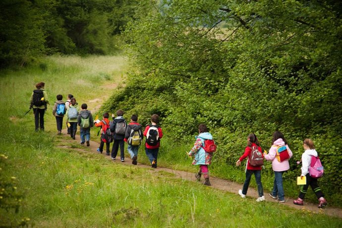 Archivo - Begirale bat umeekin