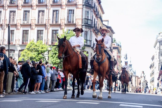 Archivo - Varios actores desfilan durante la recreación de la Liberación de Madrid, en la Plaza de la Villa, a 4 de mayo de 2024, en Madrid (España). 
