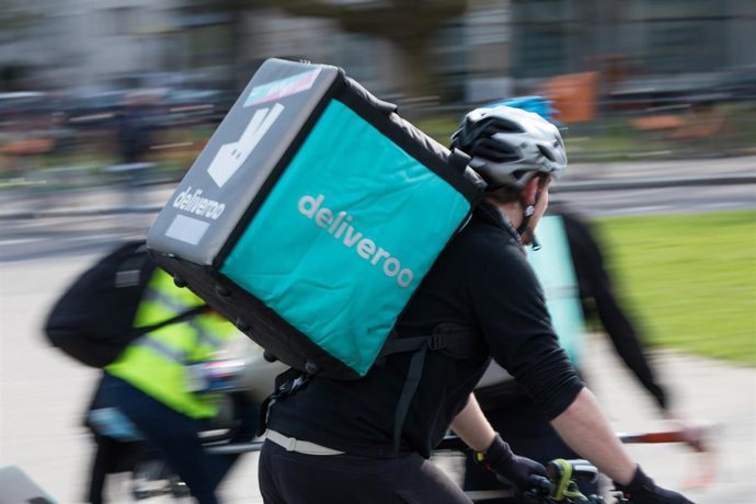 Archivo - FILED - 13 April 2018, Berlin: A delivery rider carrying a Deliveroo box. Food delivery giant Deliveroo has revealed it is to pull out of Hong Kong in April after nine years. Photo: Jörg Carstensen/dpa