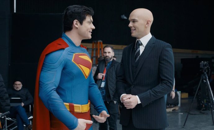 David Corenswet y Nicholas Hoult en un vídeo del rodaje de Superman publicado por Warner Bros.