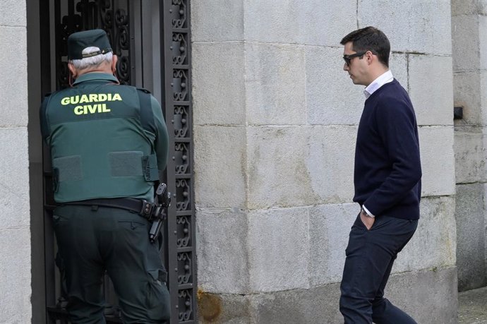 O acusado Alejandro Míguez, entra na audiência de apelação, no Tribunal Superior de Xustiza de Galicia, em 28 de abril de 2025, em A Coruña, Galicia (Espanha). As defesas dos assassinos de Samuel Luis solicitaram, durante a audiência de apelação, uma redu