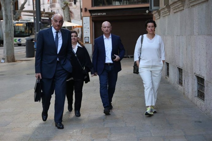 El expresidente del Consell de Formentera Jaume Ferrer y la exconsellera insular de Medio Ambiente Sílvia Tur, a la derecha, llegando a la Audiencia.