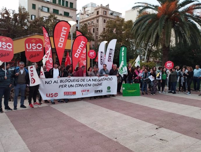 Archivo - Concentración de las trabajadoras de las 'escoletes' en Palma.