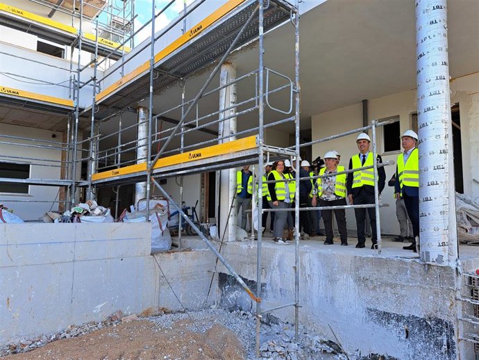 El conseller de Educación y Universidades, Antoni Vera, visita las obras del CEIP Caimari, que encaran la recta final