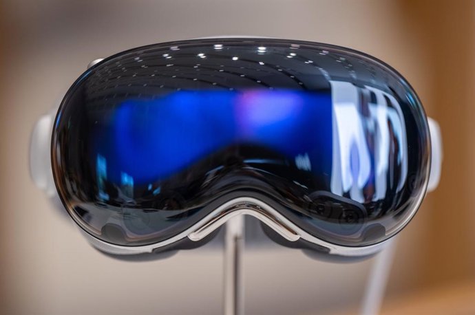 Archivo - FILED - 12 de julho de 2024, Berlim: Os novos óculos de computador Vision Pro são apresentados aos clientes na Apple Store em Kurfürstendamm. O fone de ouvido Vision Pro da empresa de tecnologia americana Apple já está disponível nas lojas da Ap