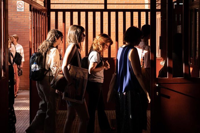 Archivo - Opositores llegan para examinarse al IES Pablo Neruda