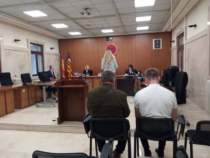 Los dos condenados, en la Audiencia Provincial.