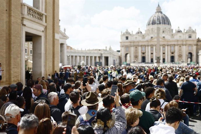 Fila per salutare la salma di Papa Francesco prima che la piazza chiuda alle 17.30 - CittË del Vaticano - Italia Ñ Sabato 25 Aprile 2025 - Cronaca - (foto di Cecilia Fabiano/ LaPresse) .Faithful in a line to give the last tribute to Pope Francis  before 