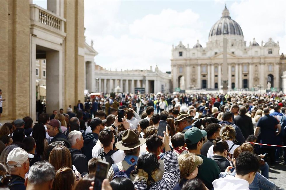 Fila per salutare la salma di Papa Francesco prima che la piazza chiuda alle 17.30 - Citt del Vaticano - Italia Ñ Sabato 25 Aprile 2025 - Cronaca - (foto di Cecilia Fabiano/ LaPresse) .Faithful in a line to give the last tribute to Pope Francis  befor
